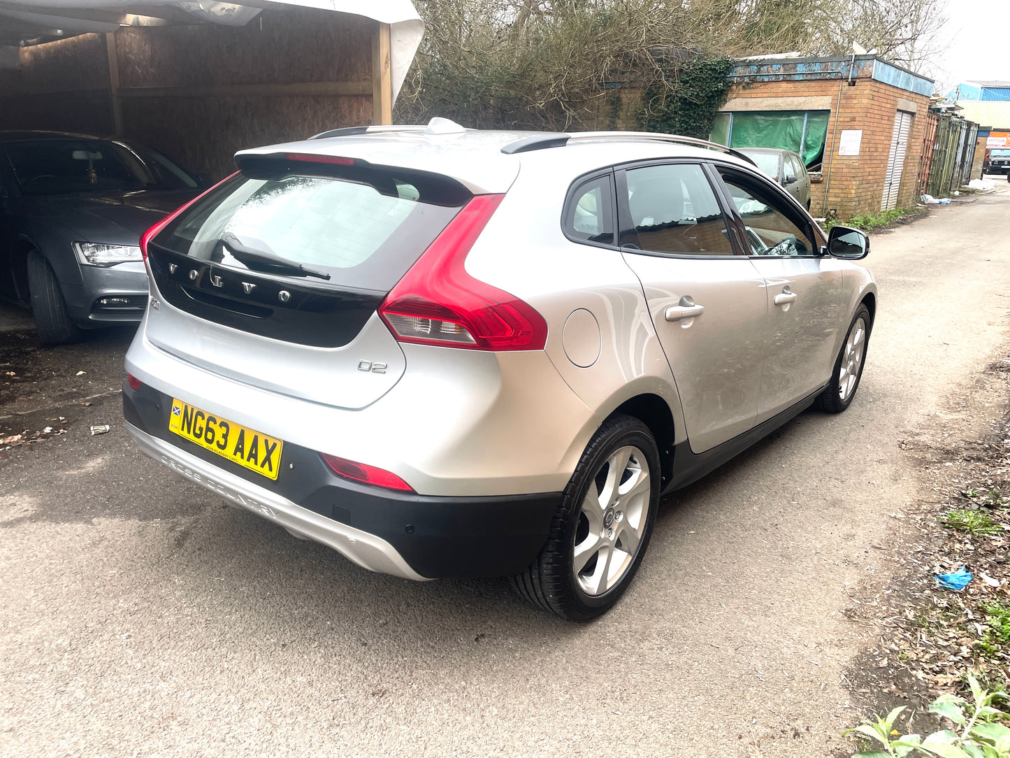 2014 Volvo V40 Cross Country Lux 1.6 D2 Lux Hatchback 5dr Diesel Powershift Euro 5 (s/s) (115 ps)