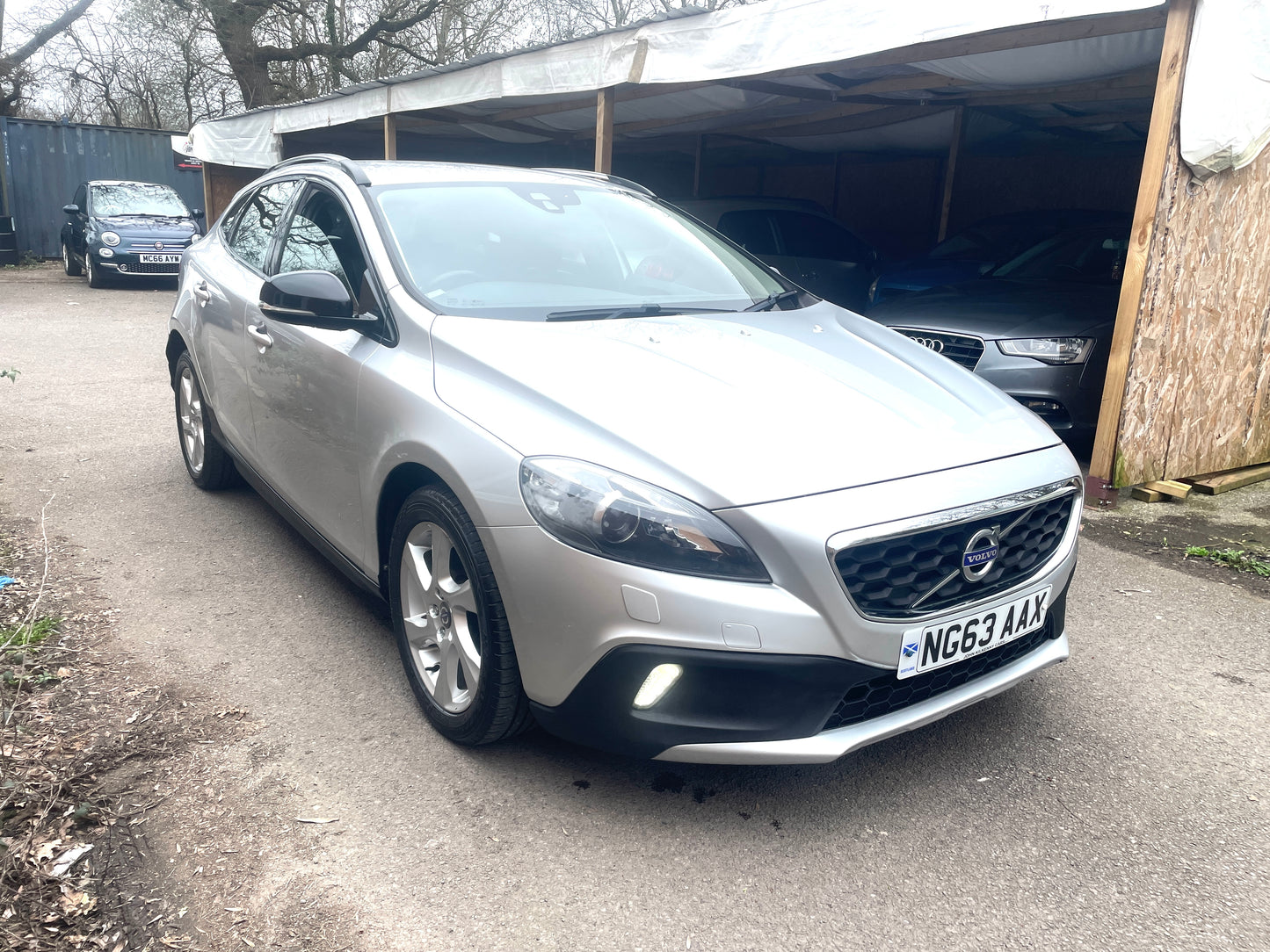 2014 Volvo V40 Cross Country Lux 1.6 D2 Lux Hatchback 5dr Diesel Powershift Euro 5 (s/s) (115 ps)