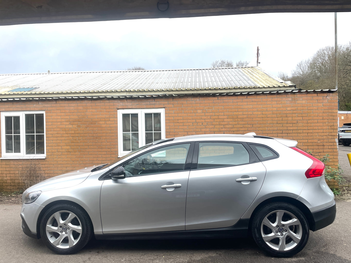 2014 Volvo V40 Cross Country Lux 1.6 D2 Lux Hatchback 5dr Diesel Powershift Euro 5 (s/s) (115 ps)