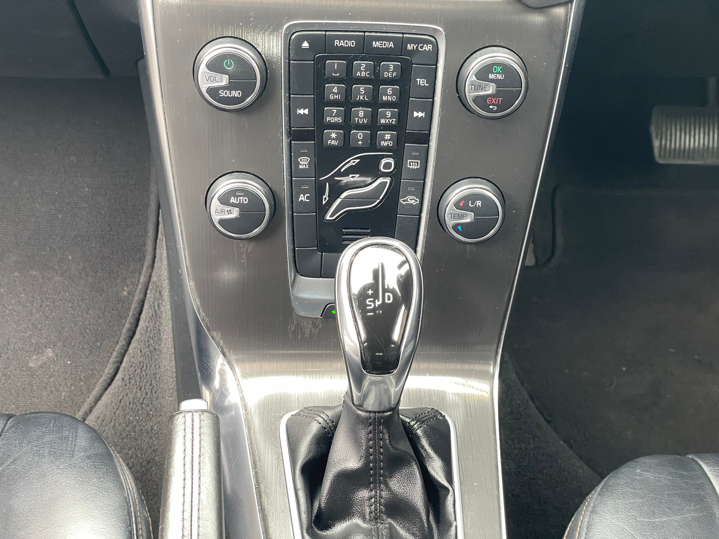 2014 Volvo V40 Cross Country Lux 1.6 D2 Lux Hatchback 5dr Diesel Powershift Euro 5 (s/s) (115 ps)