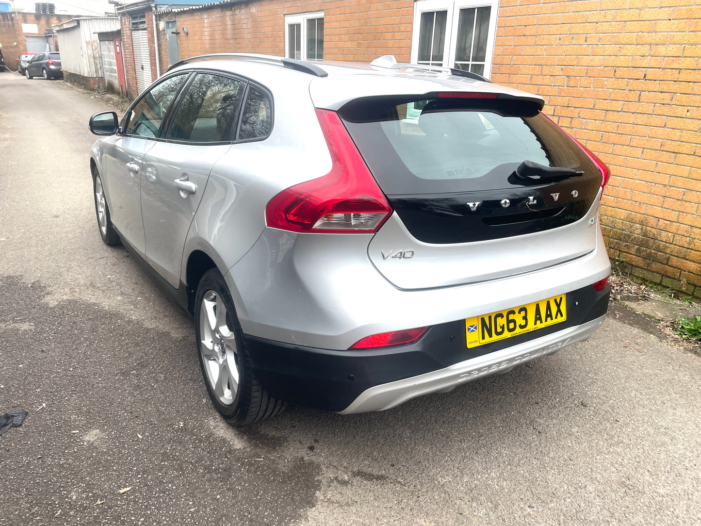 2014 Volvo V40 Cross Country Lux 1.6 D2 Lux Hatchback 5dr Diesel Powershift Euro 5 (s/s) (115 ps)